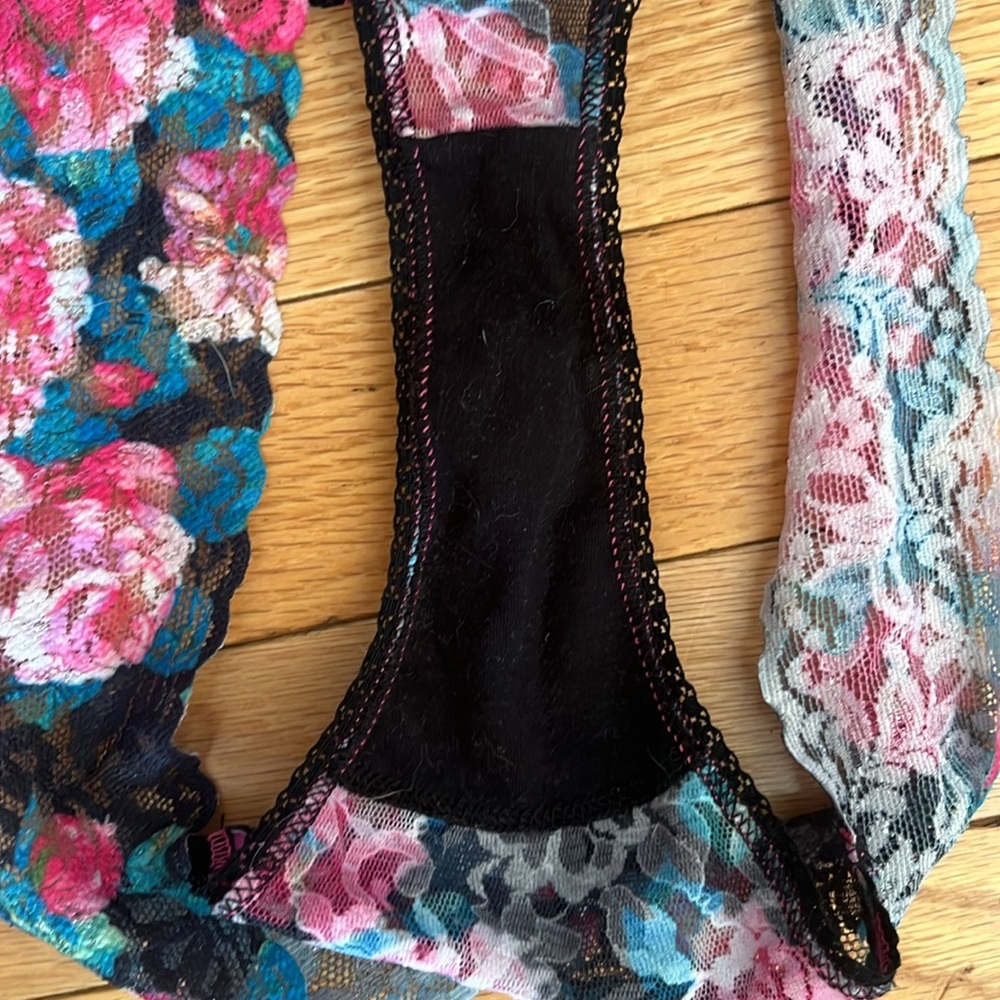 NWOT Hanky Panky Signature Lace low rise Thong Panties. Pink/green/black floral - Picture 3 of 3